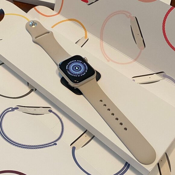Apple SE 2nd Gen Smartwatch GPS 40mm Starlight Aluminum - Worn Once